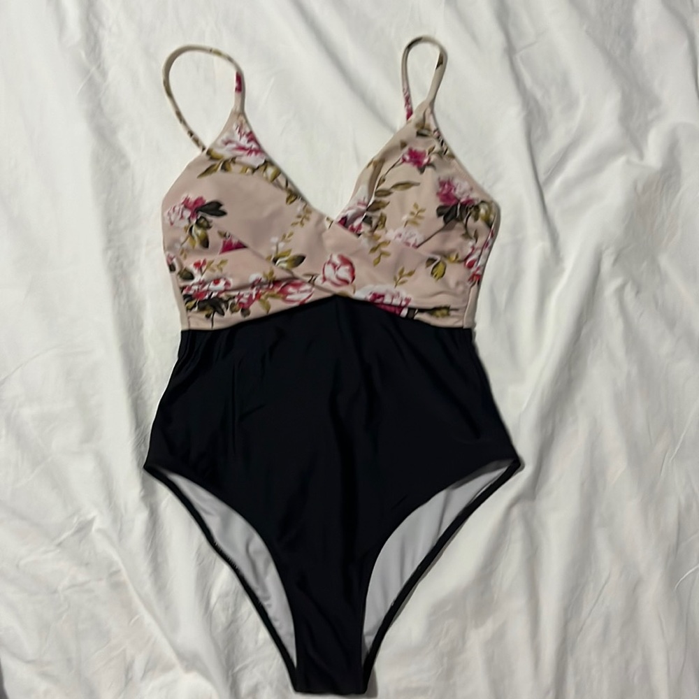EUC Cupshe one piece swimsuit